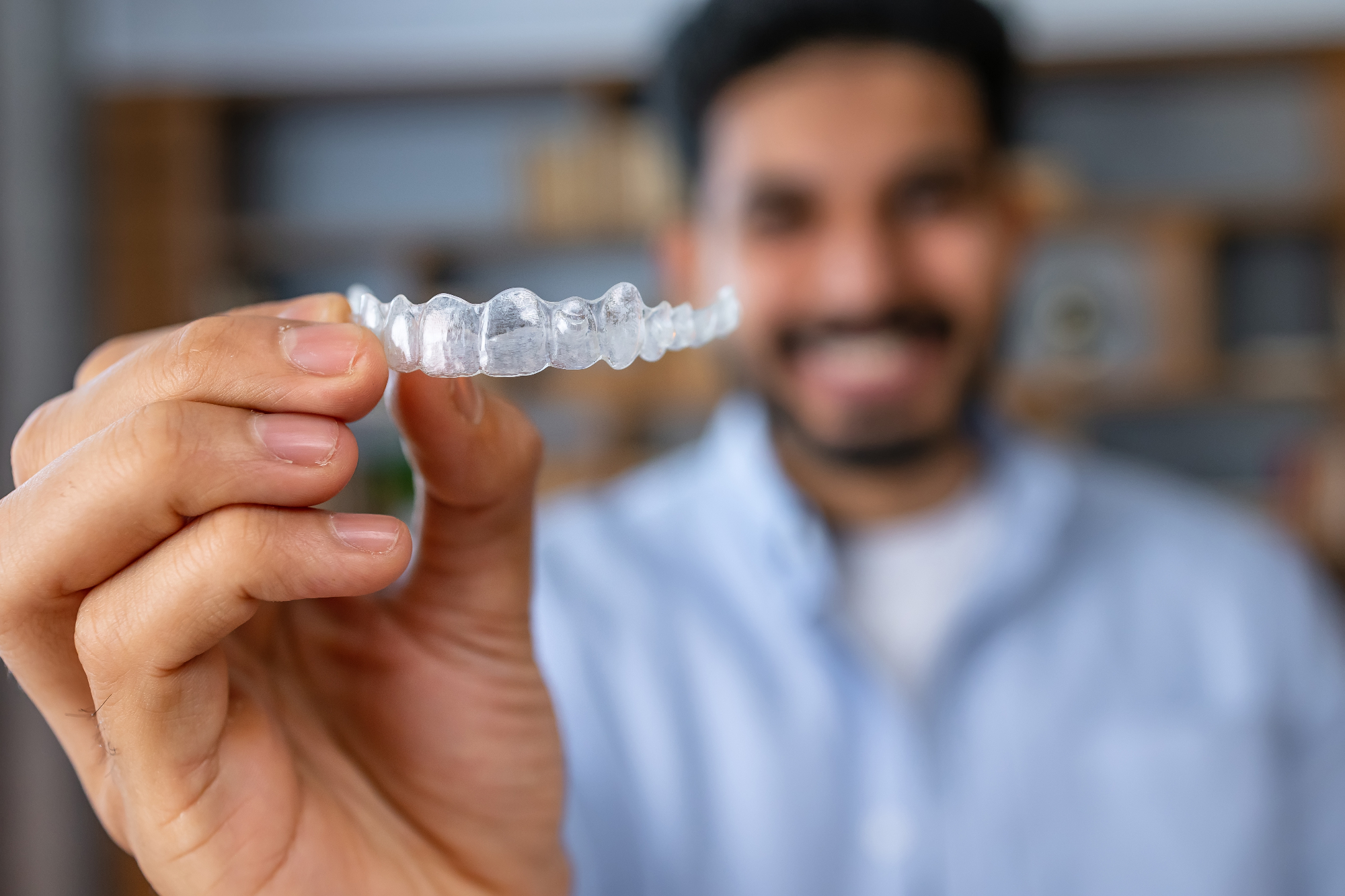 Invisalign mi je popravil mojo krivo rast zobovja